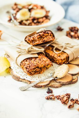 kabak, muz ve fıstık ezmesi ile ev yapımı granola barlar
