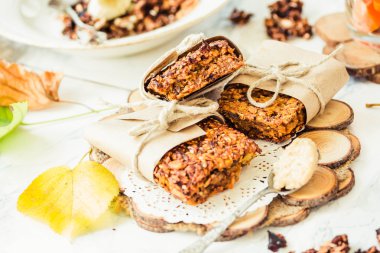 kabak, muz ve fıstık ezmesi ile ev yapımı granola barlar