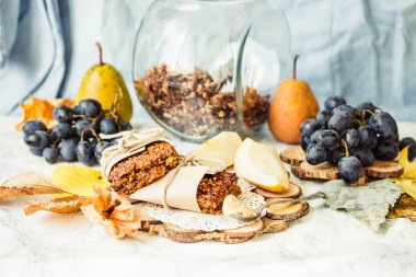 ev yapımı granola barlar ile kabak, Kuru üzüm ve armut