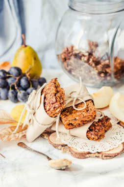 ev yapımı granola barlar ile kabak, Kuru üzüm ve armut, renklendirme