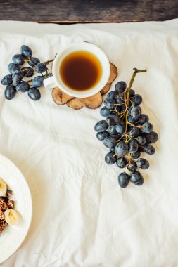 Fincan çay otlar ve mavi üzüm