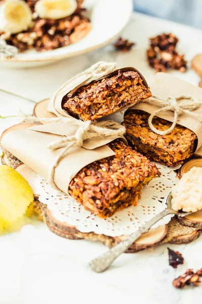 Barras de granola caseiras com abóbora, banana e manteiga de amendoim — Fotografia de Stock