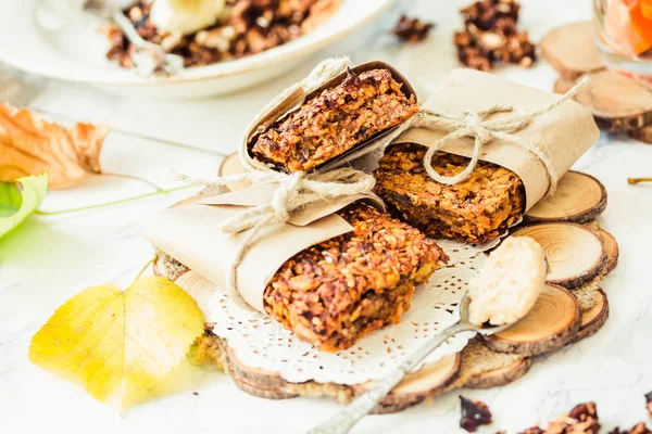 Domácí granola bary s dýně, banány a arašídové máslo — Stock fotografie