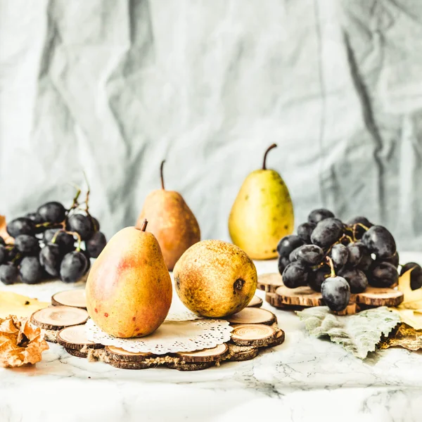 Frische blaue Trauben und Birnen, rohe Früchte im Herbst — Stockfoto