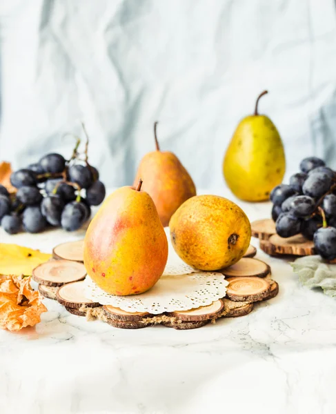 Raisins et poires bleus frais, fruits crus d'automne — Photo