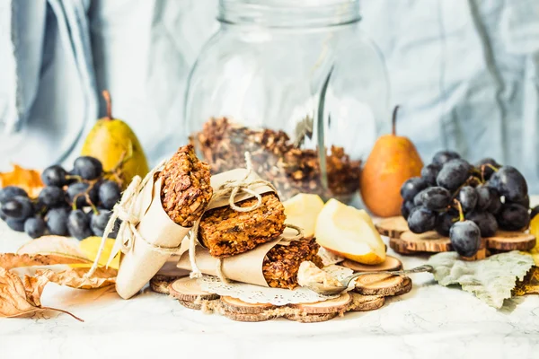 Barres de granola maison avec citrouille, raisins secs et poires — Photo