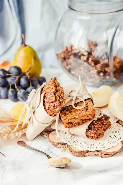 Barres de granola maison avec citrouille, raisins secs et poires, teintées — Photo