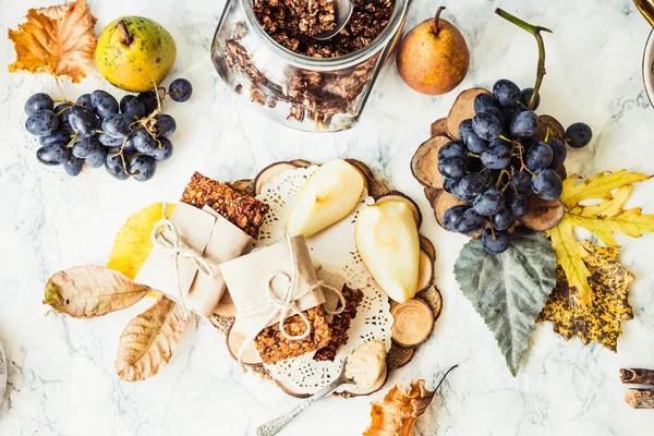 Barres de granola maison avec citrouille, raisins secs et poires — Photo