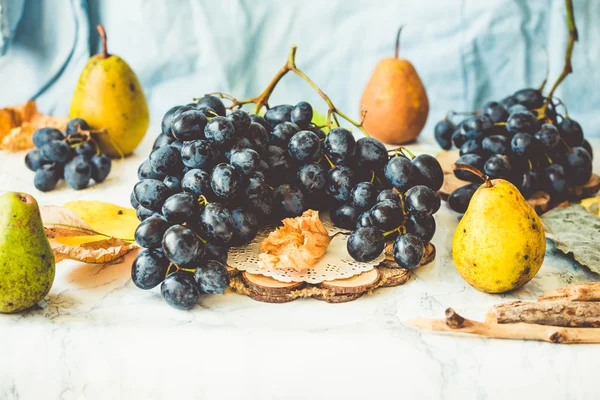 Raisins et poires bleus frais sur un fond lumineux — Photo