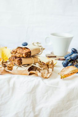 granola barlar ile kabak, Kuru üzüm ve armut, sağlıklı snack