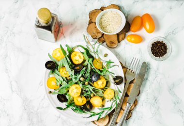 roka, sarı domates, zeytin, üzüm ile taze yeşil salata 