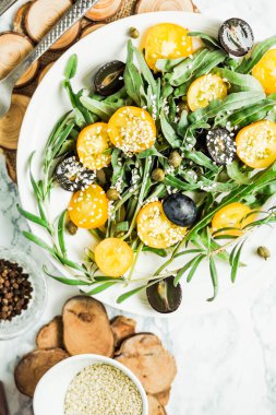 roka, sarı domates, zeytin, üzüm ile taze yeşil salata 