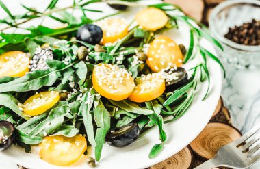 roka, sarı domates, zeytin, üzüm ile taze yeşil salata 