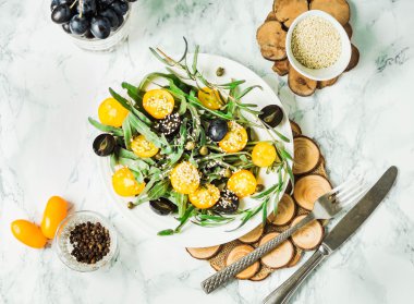 roka, sarı domates, zeytin, sesam ile organik yeşil salata