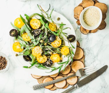 roka, sarı domates, zeytin, sesam ile organik yeşil salata