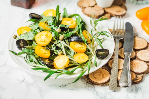 Frisse groene salade met rucola, gele tomaten, olijven, druiven — Stockfoto