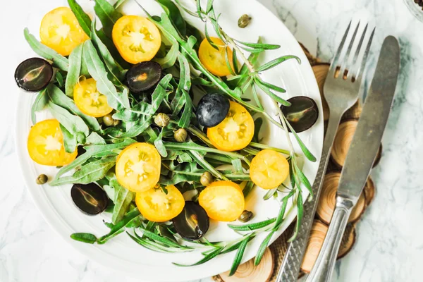Свіжий зелений салат з руколою, жовті помідори, оливки, виноград — стокове фото