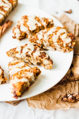 yulaf ezmeli kurabiye ile kuru üzüm, havuç ve fıstık sır, sağlıklı d