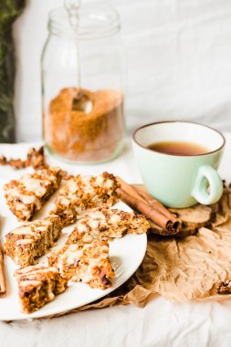 Kuru meyve, havuç ve fıstık sır, vegan ile yulaf ezmesi barlar