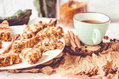 Kuru meyve, havuç ve renkli fıstık sır ile yulaf ezmesi barlar