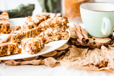 Kuru meyve, havuç ve fıstık sır, vegan ile yulaf ezmesi barlar