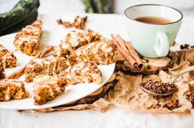 Kuru meyve, havuç ve fıstık sır, vegan ile yulaf ezmesi barlar