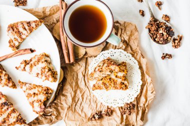 Kuru meyve, havuç ve fıstık sır, vegan ile yulaf ezmesi barlar
