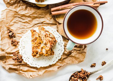 Kuru meyve, havuç ve fıstık sır, vegan ile yulaf ezmesi barlar