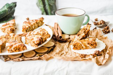 Kuru meyve, havuç ve fıstık sır, vegan ile yulaf ezmesi barlar