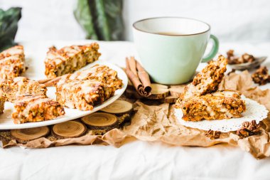 Kuru meyve, havuç ve fıstık sır, vegan ile yulaf ezmesi barlar