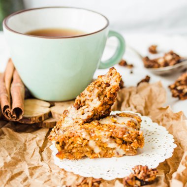 Kuru meyve, havuç ve fıstık sır, vegan ile yulaf ezmesi barlar