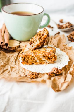 Kuru meyve, havuç ve fıstık sır, vegan ile yulaf ezmesi barlar