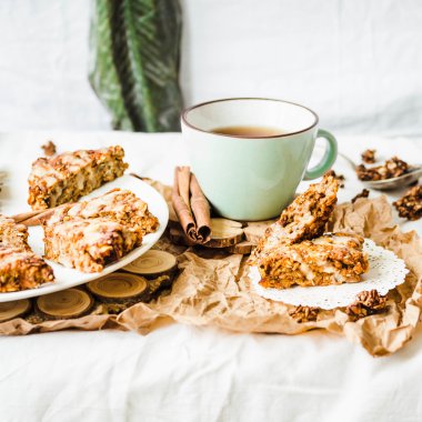 Kuru meyve, havuç ve fıstık sır, vegan ile yulaf ezmesi barlar