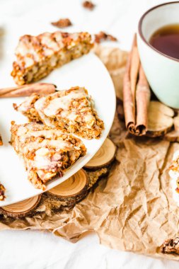 Kuru meyve, havuç ve fıstık sır, vegan ile yulaf ezmesi barlar