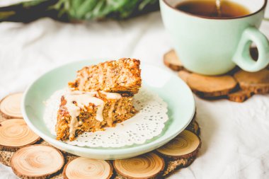 Kuru meyve, havuç ve fıstık sır, yulaf ezmesi çubuklarıyla renklendirme