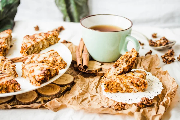 Kuru meyve, havuç ve fıstık sır, vegan ile yulaf ezmesi barlar