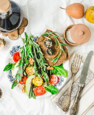 roka, domates, zeytin, üzüm, ceviz, üstten görünüm ile salata