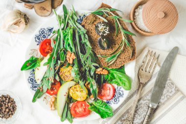roka, domates, zeytin, üzüm, ceviz, renklendirme ile salata
