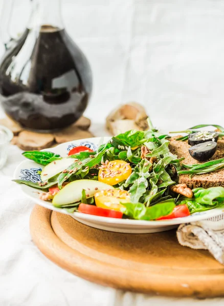 Salade met rucola, peren, tomaat, olijven, druiven, walnoten en se — Stockfoto