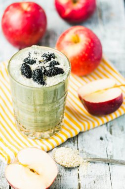 spirulina, elma, yeşil buğday ve berri ile yeşil smoothies