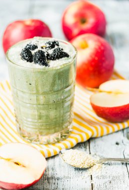 spirulina, elma, yeşil buğday ve berri ile yeşil smoothies