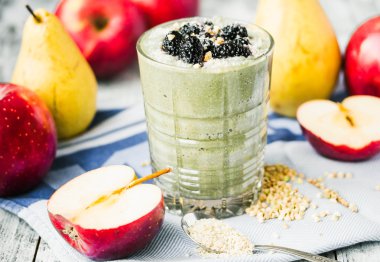spirulina, elma, yeşil buğday ile smoothies bardak ve