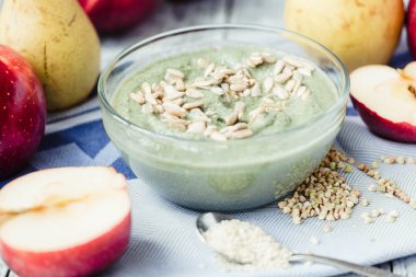 spirulina, elma ve Ayçiçeği tohumları ile smoothies bardak