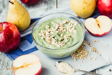 spirulina, elma, yeşil buğday ve berri ile yeşil smoothies