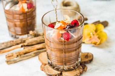 Kabak çikolata mousse tarçın, badem ve çilek ile