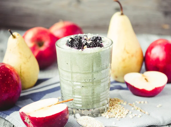 Grüne Smoothies mit Spirulina, Apfel, grünem Buchweizen und Berri — Stockfoto