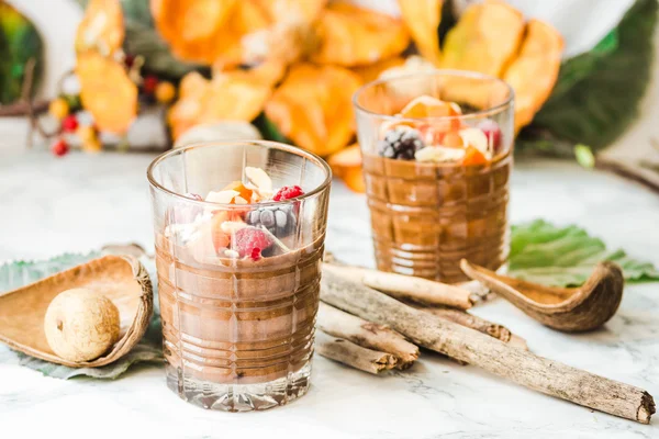 Mousse de chocolate con calabaza con canela, almendras y bayas — Foto de Stock