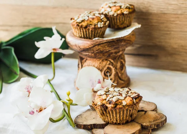 Muffin senza glutine con zucca, limone, datteri e girasole, se — Foto Stock