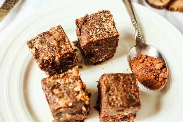 Brownie crudo con higos y trigo sarraceno verde, dieta vegana, primer plano — Foto de Stock