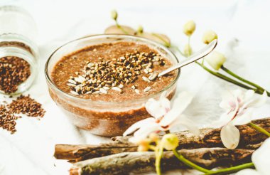 kakao, muz ve yeşil buckwh ile keten tohumu gelen çiğ yulaf lapası